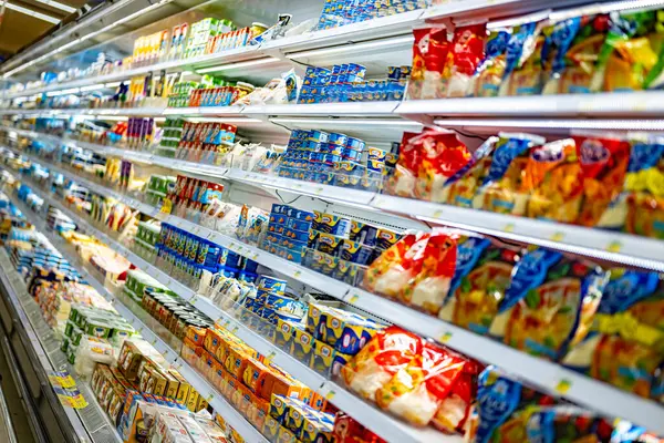 Müzcat Oman Mar 2024 Mandıra Ürünleri Süpermarketteki Ticari Bir Buzdolabında - Stok İmaj