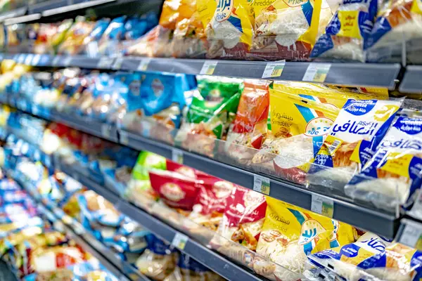 Muscat Oman Mar 2024 在超级市场的商业冰箱里销售的奶制品 免版税图库照片
