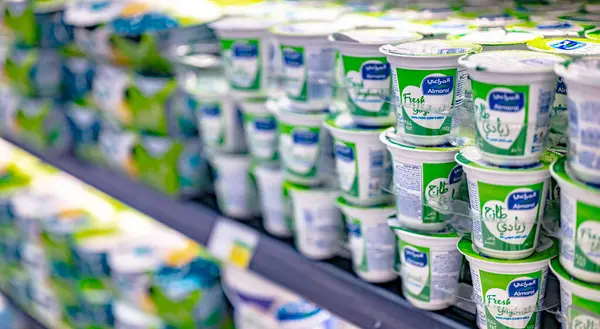 Muscat Oman 2024년 14일 슈퍼마켓의 상업용 냉장고에서 판매되는 유제품 스톡 사진