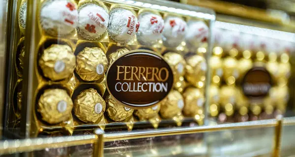 Dubai Uae Mar 2024 在迪拜国际机场的商店里出售的一盒盒盒的费雷罗 罗彻优质巧克力糖果 免版税图库照片