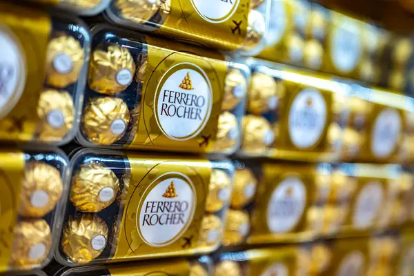 Dubai Vae März 2024 Kisten Mit Hochwertigen Ferrero Rocher Schokoladenbonbons Stockbild