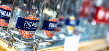 DUBAI, BAE - 22 MAR 2022: Mağazanın rafında bir şişe Finlandiya Greyfurt votkası