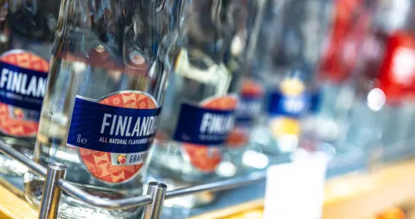 アラブ首長国連邦デュバイ Mar 2022 店舗の棚にフィンランドのグレープフルーツウォッカのボトル ストック画像