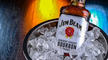 POZNAN, POL - 28 Şubat 2024: Clermont, Kentucky 'de Beam Inc. tarafından üretilen dünyanın en çok satan viski markalarından biri olan Jim Beam' in Şişesi