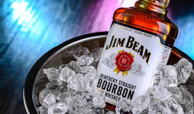 POZNAN, POL - 28 Şubat 2024: Clermont, Kentucky 'de Beam Inc. tarafından üretilen dünyanın en çok satan viski markalarından biri olan Jim Beam' in Şişesi