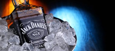 POZNAN, POL - 28 Şubat 2024: Jack Daniel 's dünyadaki en çok satan Amerikan viskisi markası, Jack Daniel Damıtımevi tarafından üretilen ve 1956' dan beri Brown-Forman Şirketi 'ne ait. 