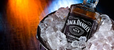 POZNAN, POL - 28 Şubat 2024: Jack Daniel 's dünyadaki en çok satan Amerikan viskisi markası, Jack Daniel Damıtımevi tarafından üretilen ve 1956' dan beri Brown-Forman Şirketi 'ne ait. 
