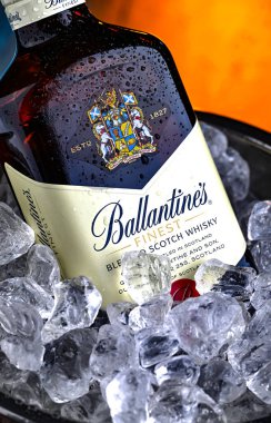 POZNAN, POL - 28 Şubat 2024: Dünyanın en çok satan ikinci viski şişesi olan Ballantine 's, Pernod Ricard tarafından Dumbarton, İskoçya' da üretildi.