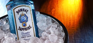 POZNAN, POL - 12 APR 2024: Bacardi tarafından dağıtılan bir şişe Bombay Sapphire. 1987 'de Uluslararası Damıtıcılar ve Vintnerlar tarafından piyasaya sürüldü..