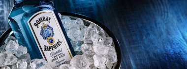 POZNAN, POL - 12 APR 2024: Bacardi tarafından dağıtılan bir şişe Bombay Sapphire. 1987 'de Uluslararası Damıtıcılar ve Vintnerlar tarafından piyasaya sürüldü..