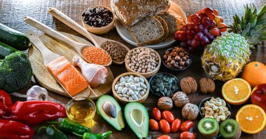 Yüksek kan basıncını düşürmek için oluşturulan DASH diyetini temsil eden gıda ürünleri