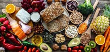 Yüksek kan basıncını düşürmek için oluşturulan DASH diyetini temsil eden gıda ürünleri