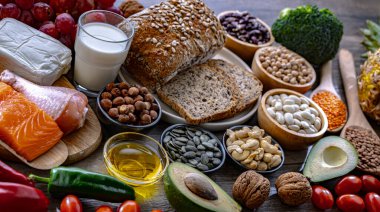 Yüksek kan basıncını düşürmek için oluşturulan DASH diyetini temsil eden gıda ürünleri