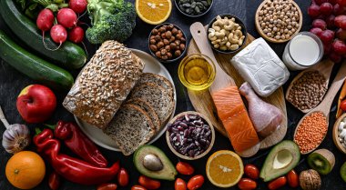 Yüksek kan basıncını düşürmek için oluşturulan DASH diyetini temsil eden gıda ürünleri