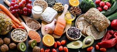 Yüksek kan basıncını düşürmek için oluşturulan DASH diyetini temsil eden gıda ürünleri