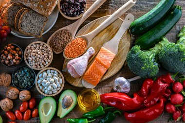 Yüksek kan basıncını düşürmek için oluşturulan DASH diyetini temsil eden gıda ürünleri