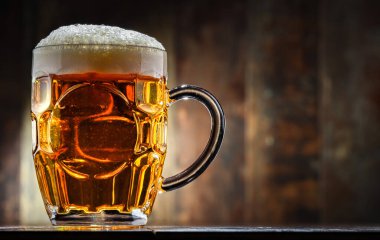 Ahşap arka planda yarım litre bira.