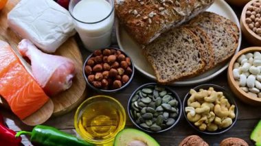 Yüksek kan basıncını düşürmek için oluşturulan DASH diyetini temsil eden gıda ürünleri