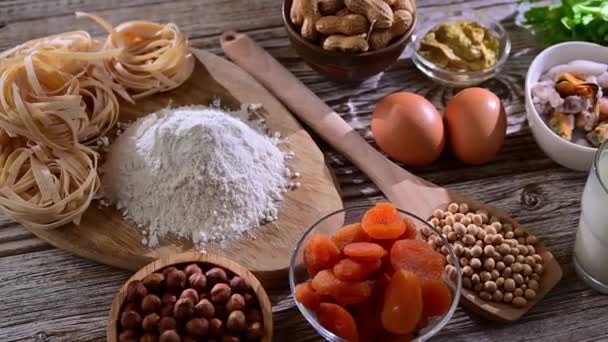 ソーヤ ナッツ 小麦粉 マスタード 乾燥したアプリコット セロリを含む一般的な食物アレルゲン — ストック動画
