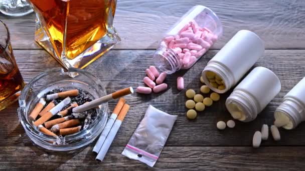 Suchtmittel Einschließlich Alkohol Zigaretten Und Drogen — Stockvideo