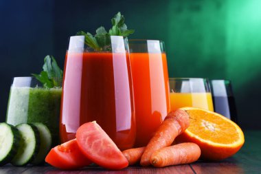 Taze organik sebze ve meyve sularıyla dolu bardaklar. Detoks diyeti