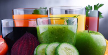 Taze organik sebze ve meyve sularıyla dolu bardaklar. Detoks diyeti