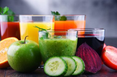 Taze organik sebze ve meyve sularıyla dolu bardaklar. Detoks diyeti