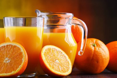 Taze sıkılmış portakal suyu ve meyve ile gözlük