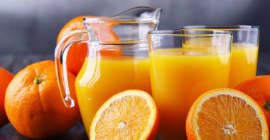 Taze sıkılmış portakal suyu ve meyve ile gözlük