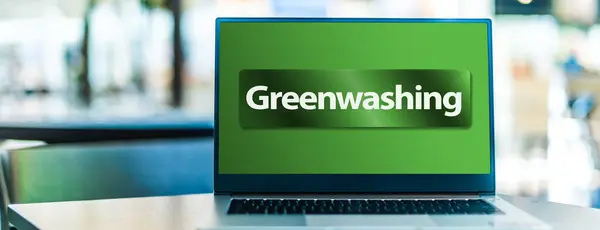 Computador Portátil Exibindo Sinal Greenwashing Enganosa Estratégia Relações Públicas Ambientalmente — Fotografia de Stock