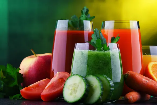 Szklanki Świeżymi Organicznymi Sokami Warzywnymi Owocowymi Dieta Odtruwająca Obraz Stockowy