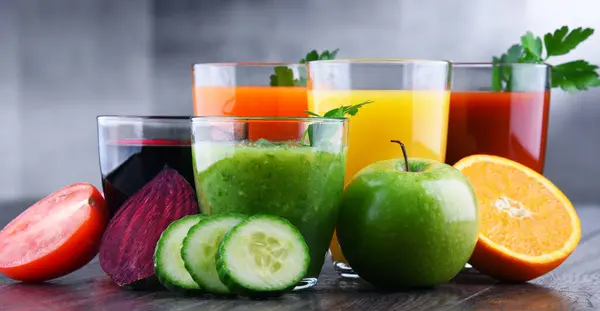 Óculos Com Vegetais Orgânicos Frescos Sucos Frutas Dieta Desintoxicação Fotos De Bancos De Imagens