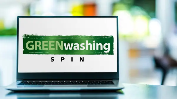 Laptop Komputer Wyświetlający Znak Greenwashing Lub Zwodniczej Strategii Przyjaznej Dla Zdjęcia Stockowe bez tantiem