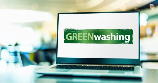 Laptop Computer Viser Tegn Greenwashing Eller Vildledende Miljøvenlig Strategi Royaltyfrie stock-billeder