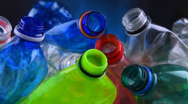 Boş renkli karbonatlı içecek şişeleri. Plastik atık
