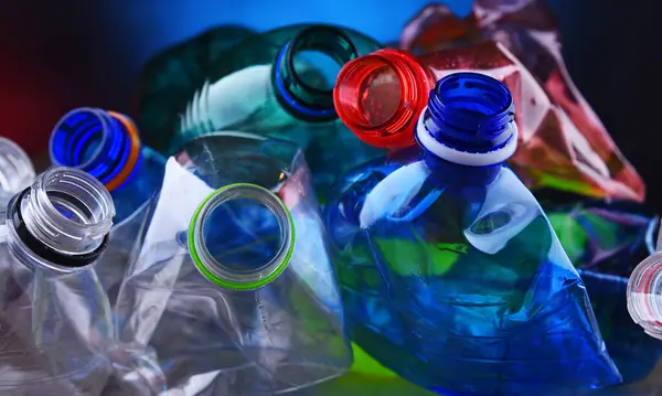 Κενά Χρωματιστά Ανθρακούχα Μπουκάλια Ποτών Απορρίμματα Πλαστικών Εικόνα Αρχείου
