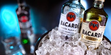 POZNAN, POL - 12 APR 2024: Bacardi Rom şişeleri, Bacardi Limited 'in bir ürünü, dünyanın en büyük özel mülkiyetli, aile ruhları şirketi, merkezi Hamilton, Bermuda' da..