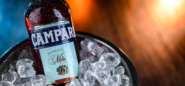 POZNAN, POL - APR 12, 2024: Bir şişe Campari, 1860 yılında İtalya 'nın Novara kentinde Gaspare Campari tarafından icat edilen, bitki ve meyve içeren bir alkollü likör..
