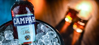 POZNAN, POL - APR 12, 2024: Bir şişe Campari, 1860 yılında İtalya 'nın Novara kentinde Gaspare Campari tarafından icat edilen, bitki ve meyve içeren bir alkollü likör..