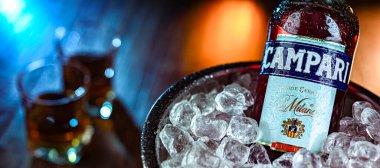 POZNAN, POL - APR 12, 2024: Bir şişe Campari, 1860 yılında İtalya 'nın Novara kentinde Gaspare Campari tarafından icat edilen, bitki ve meyve içeren bir alkollü likör..