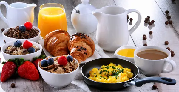 Kahvaltının Yanında Kahve Portakal Suyu Kruvasan Yumurta Mısır Gevreği Meyve — Stok fotoğraf