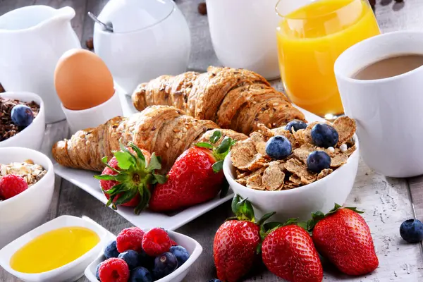Frukost Serveras Med Kaffe Apelsinjuice Croissanter Ägg Spannmål Och Frukt Stockbild
