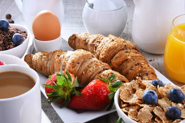 Reggelit Kávé Narancslé Croissant Tojás Gabonafélék Gyümölcsök Kísérik Kiegyensúlyozott Étrend Stock Fotó