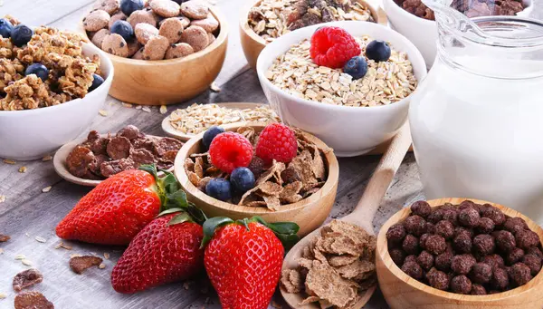 Tazones Que Contienen Diferentes Tipos Productos Cereales Para Desayuno Imagen de archivo