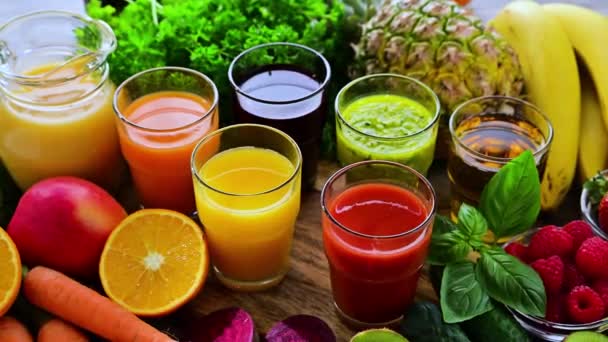 Glasögon Med Färska Ekologiska Grönsaker Och Fruktjuicer Avgiftningsdiet — Stockvideo