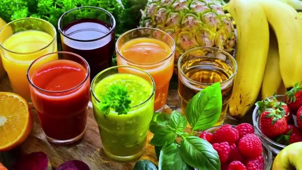 Glasögon Med Färska Ekologiska Grönsaker Och Fruktjuicer Avgiftningsdiet — Stockvideo