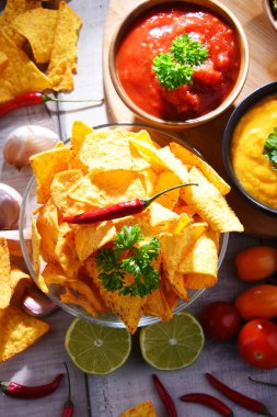 Cam kase patates cipsi ve soslu kompozisyon..