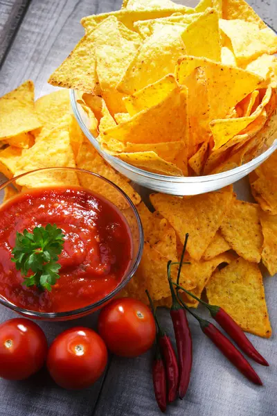 Cam tortilla cipsi ve soslu kompozisyon..