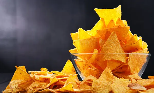 Samenstelling Met Glazen Kom Tortilla Chips Stockfoto