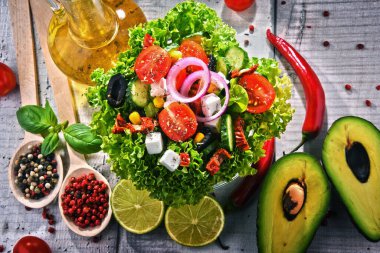 Sebze salatalı kompozisyon. Dengeli diyet.